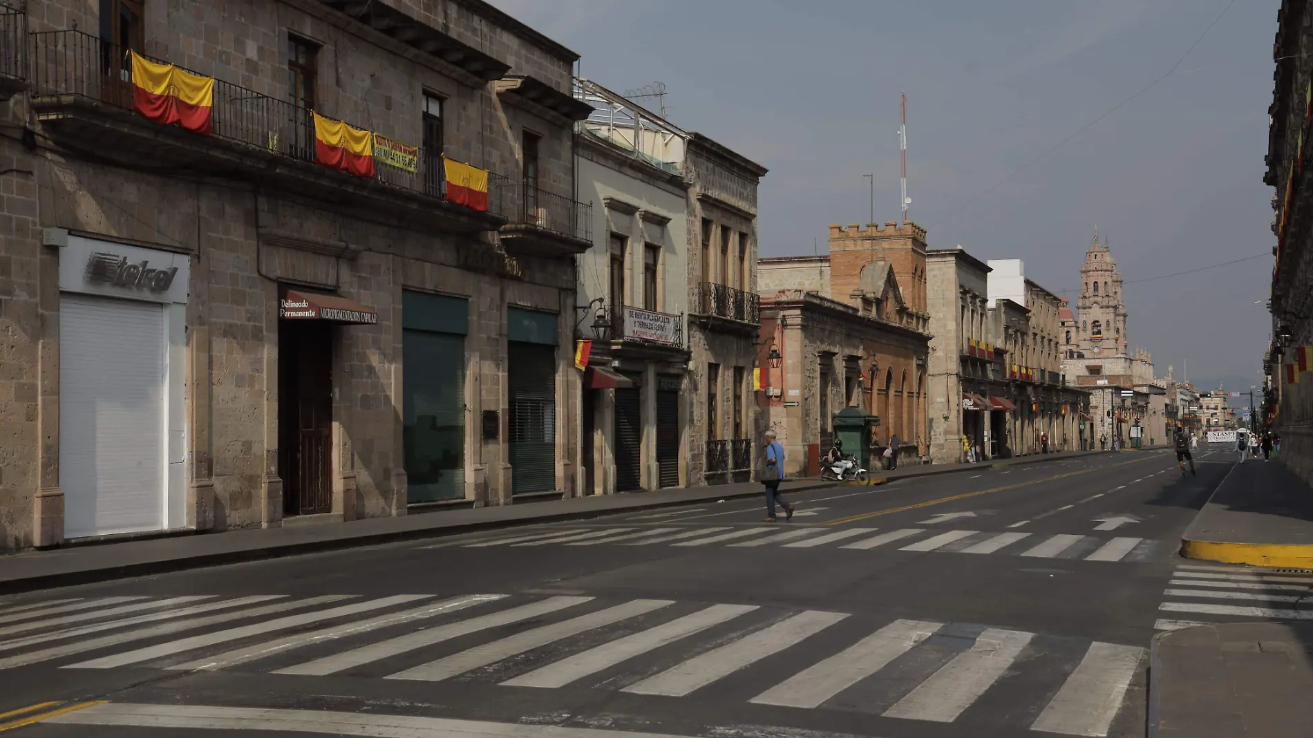 Locales cerrados sobre la avenida Madero